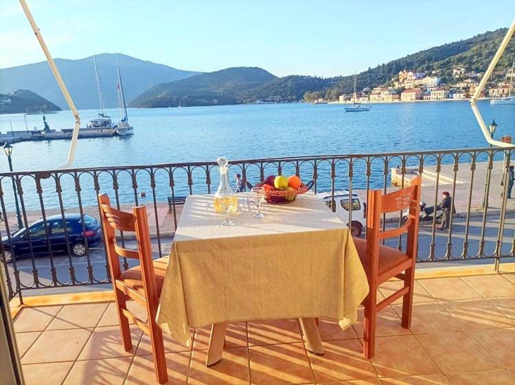 Lourantos Bayside Apartments Ваті Екстер'єр фото