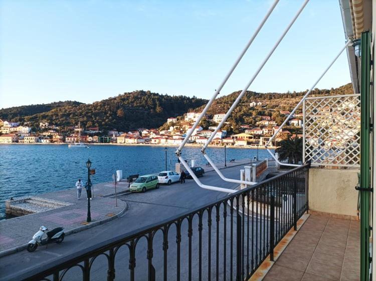 Lourantos Bayside Apartments Ваті Екстер'єр фото